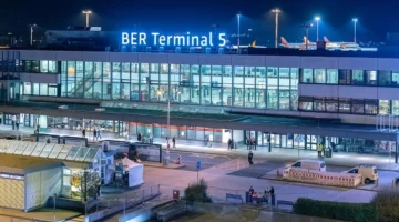 توقف الرحلات.. عواصف ثلجية تشل حركة الملاحة الجوية في مطار برلين الألماني